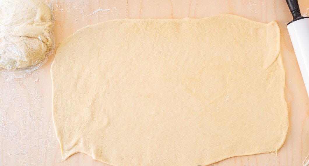 Dela degen i två delar. Kavla ut en del i taget till en rektangel. 