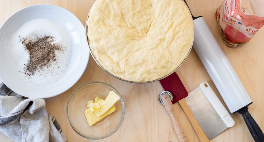 Förbered först en sats Karlsbaderdeg. Vidare behöver du stött kardemumma, strösocker och smör. 