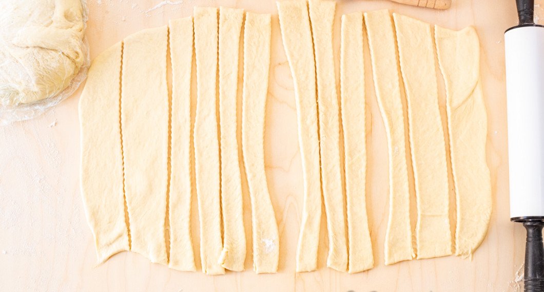 Sporra eller skär ut 12 remsor. 