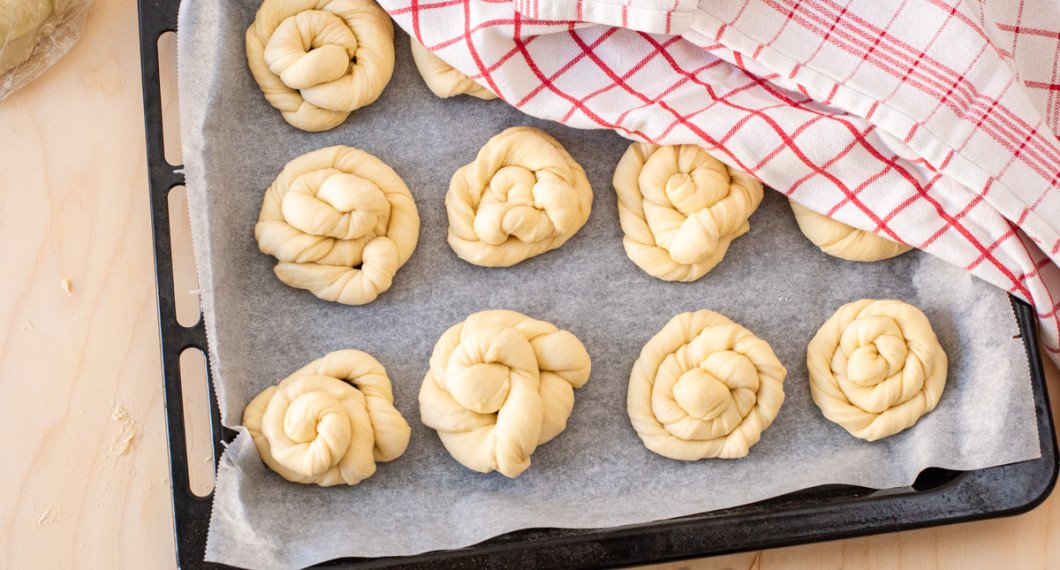 Lägg på plåtar med bakplåtspapper. 12 på varje plåt. Låt jäsa övertäckta i 40 minuter. 