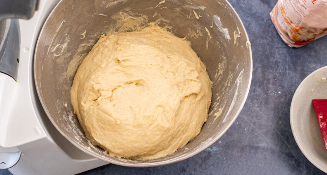 Degen ska vara smidig och seg likt trådar när du drar ut en bit - då har det bildats glutentrådar som gör att degen jäser fint. 