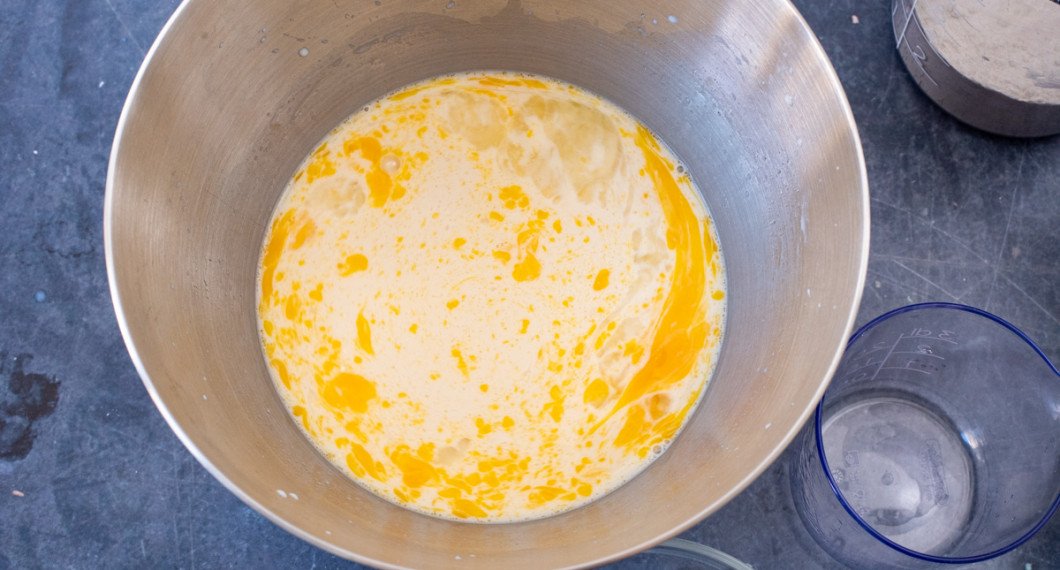 Tillsätt socker och ägg. 