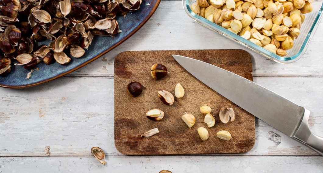 Dela och skala kastanjerna. 