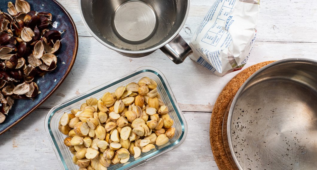 Till marmeladen behöver du förutom ätbara kastanjer även syltsocker och vatten. 