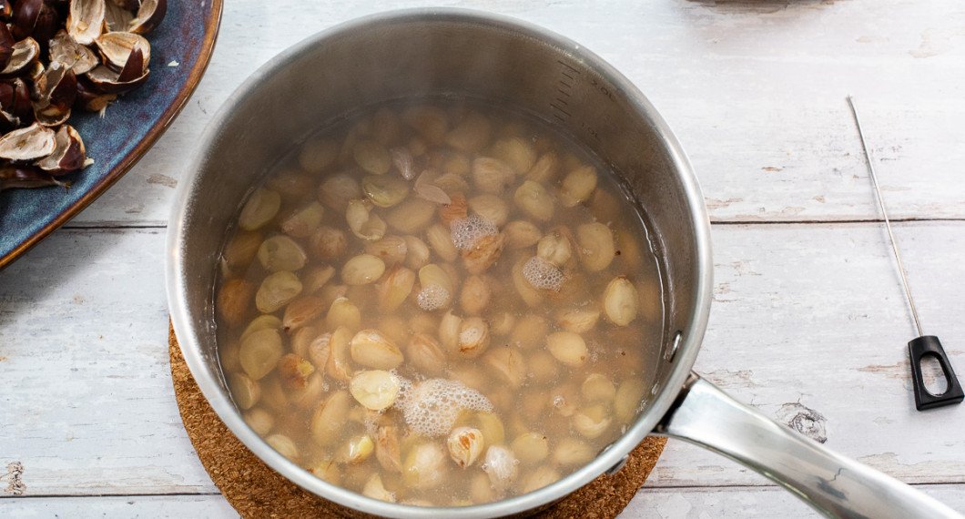 Täck kastanjerna med vatten och koka upp. 