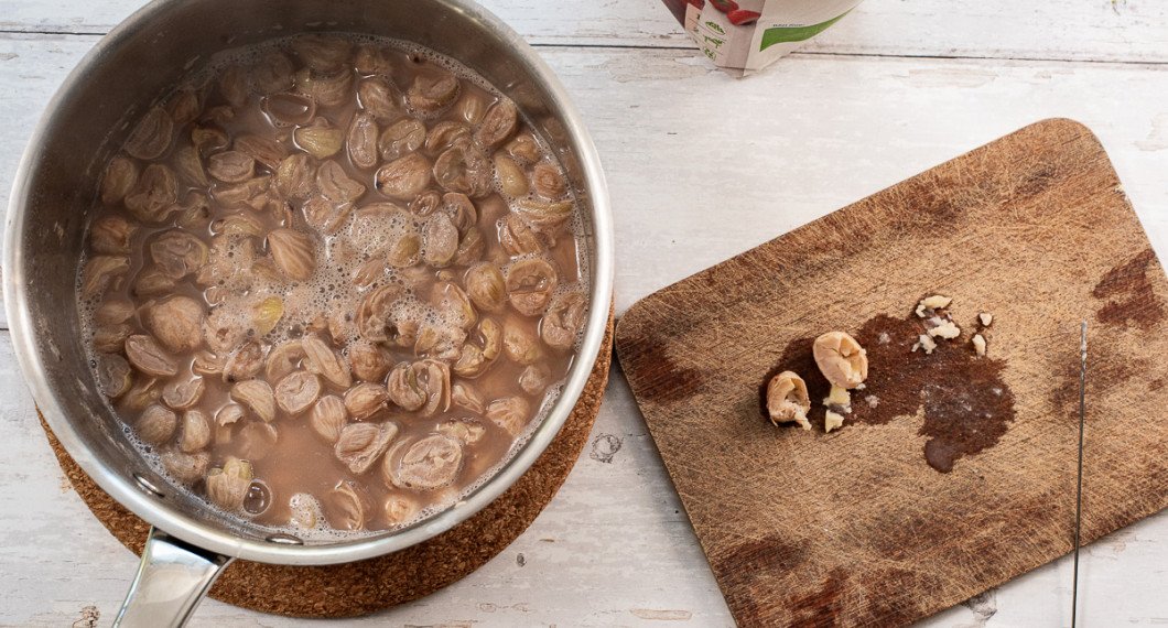 Koka dem mjuka i ca 25 minuter. Kolla med en potatissticka så de är går att mosa sönder. 