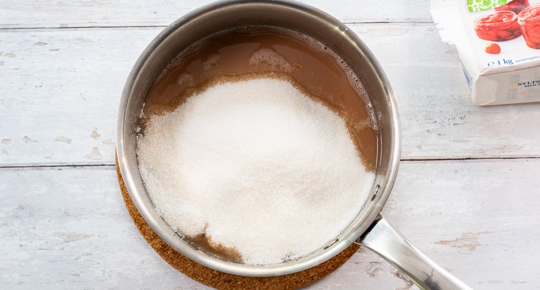 Tillsätt syltsocker. 