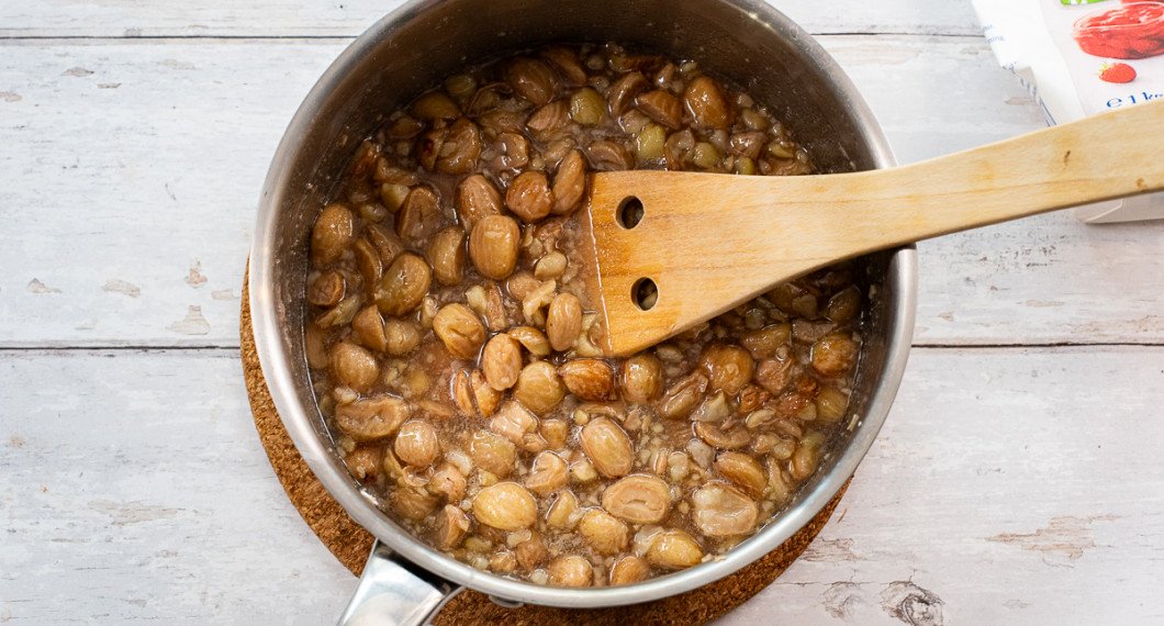 Rör om och koka upp samt koka i 2 minuter. Rör så de ej bränns. 