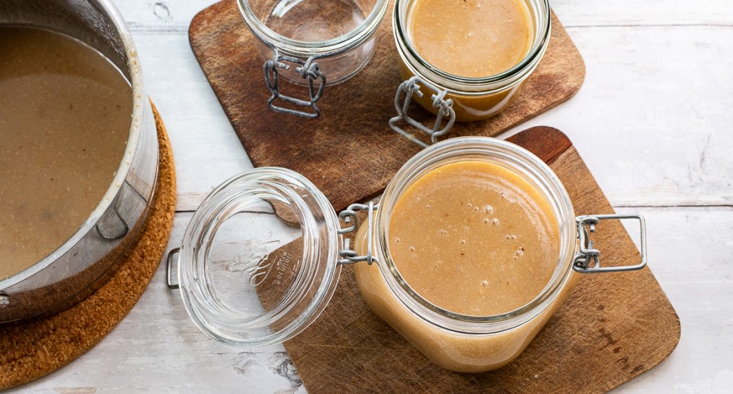 Fördela i rena syltburkar samt sätt på lock direkt. 