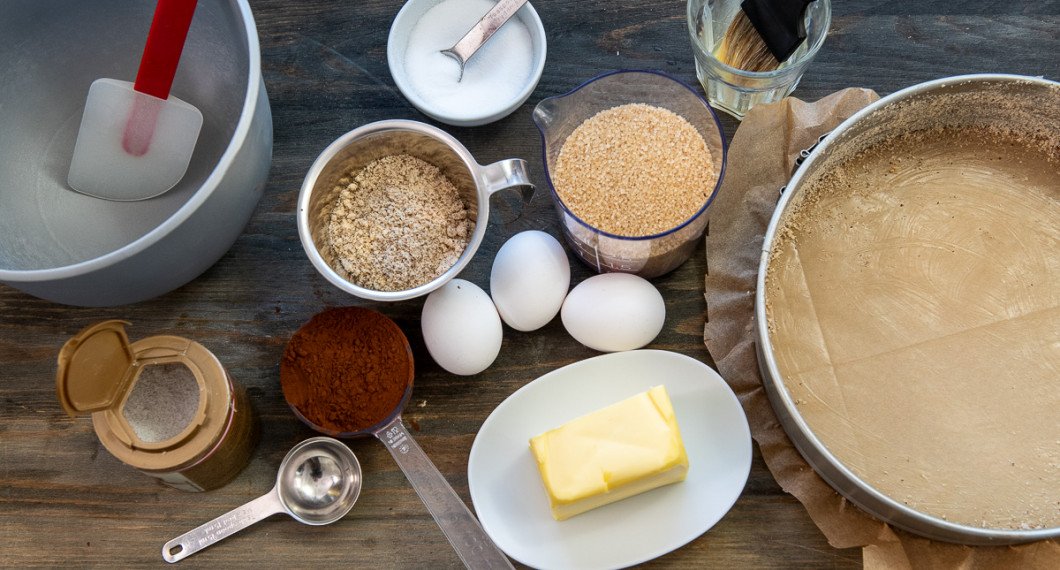 Till kladdkakan behöver du: hasselnötsmjöl, rörsocker, vaniljsocker, salt, kakao, smör och ägg. 