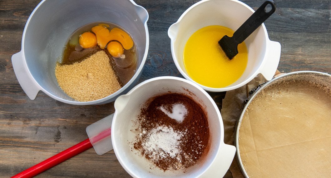 Mät upp ägg och socker i en bunke. Smält smör. Mät upp kakao, hasselnötsmjöl, kakao och salt i en bunke. 