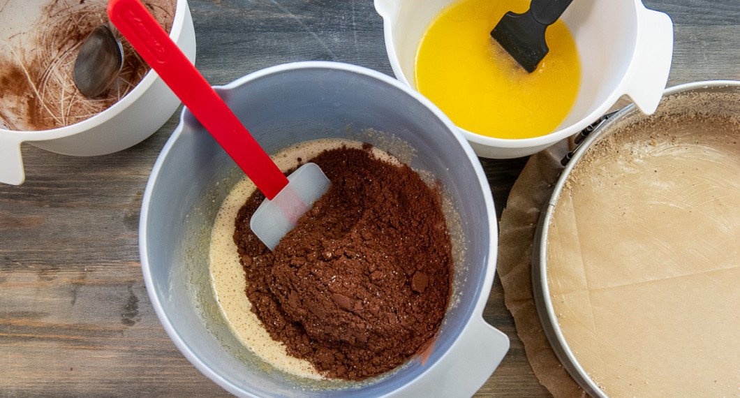 Tillsätt de torra ingredienserna till äggvispet. 