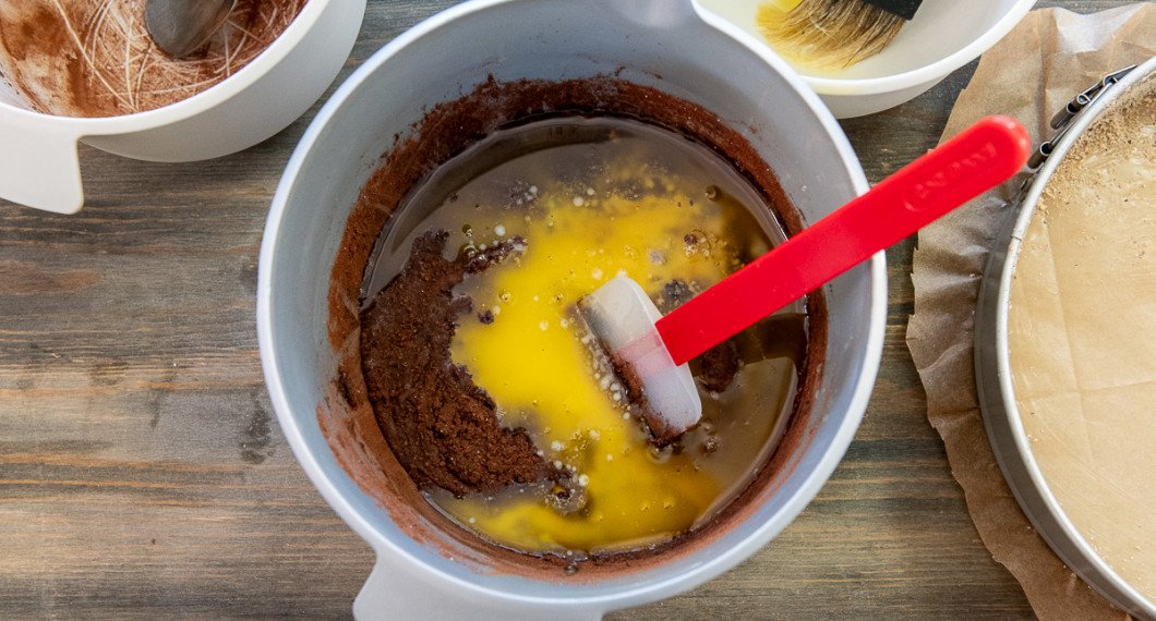 Tillsätt och rör i det smälta smöret. 