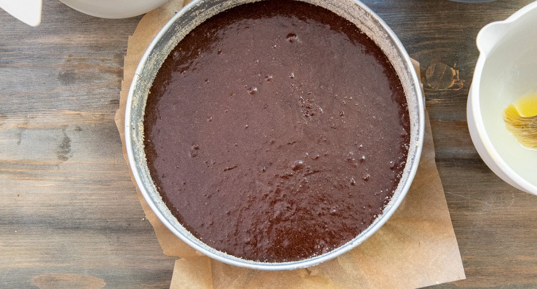 Häll smeten i formen. 