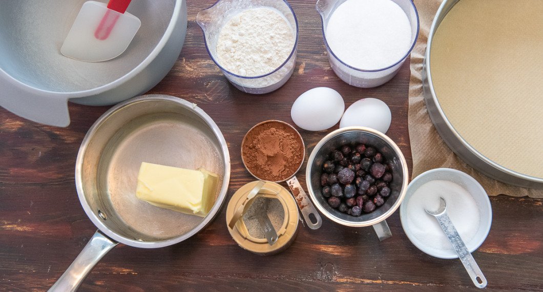 Till kladdkakan behöver du smör, vetemjöl, kakao, ägg, vaniljsocker, strösocker, svarta vinbär samt salt. 