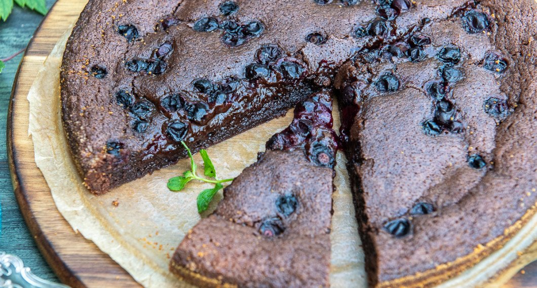 Kladdig i mitten med syrliga vinbär som bryter av den söta chokladen. 