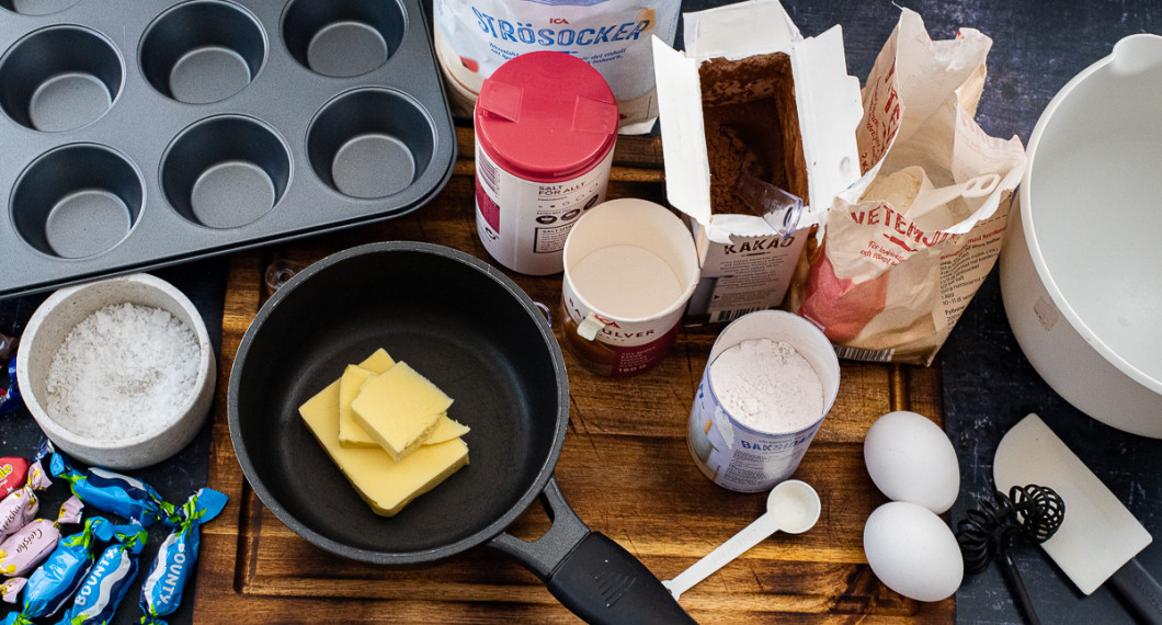 Till kladdkakemuffinsen behöver du en muffinspanna eller muffinsformar, smör, salt, vetemjöl, bakpulver, vaniljsocker, kakao, ägg, vetemjöl samt ev. flingsalt och godis om du vill smaksätta muffinsen. 