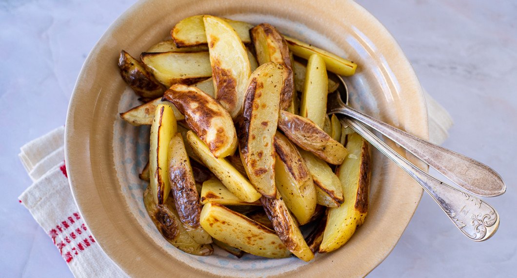 Klyftpotatis serverad i skål