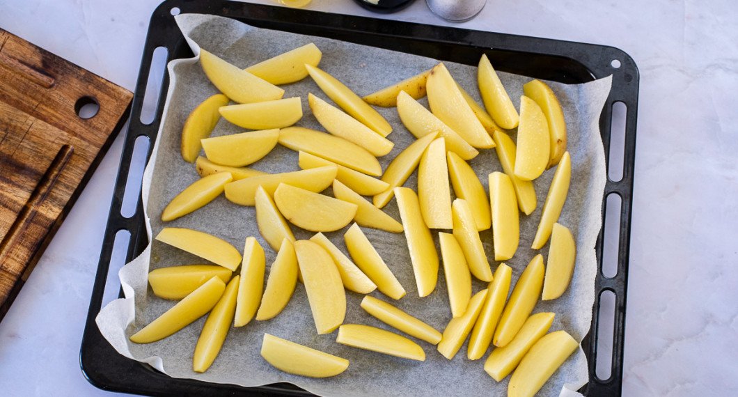 Sprid ut klyftorna på en bakplåt med bakplåtspapper under och blanda med lite olja samt salt. Ställ dem gärna upp. 