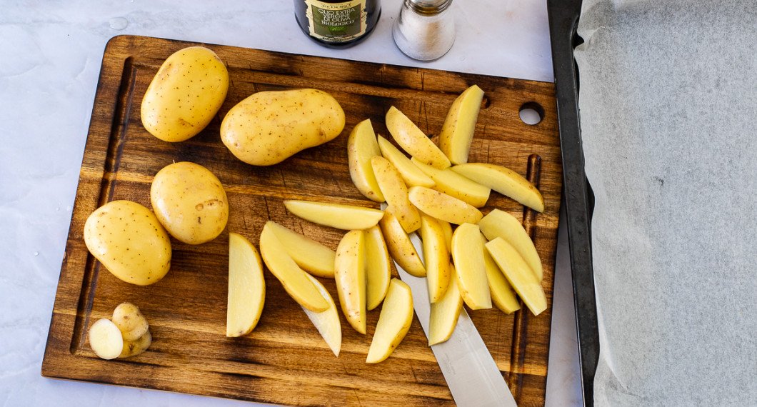 Potatis med fint skal behövs ej skalas utan bara putsas från fula delar samt delas i klyftor.  