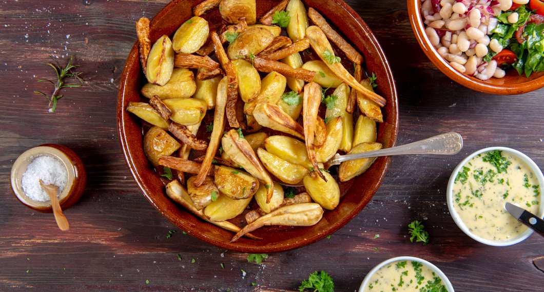 Klyftpotatis med palsternacka på fat