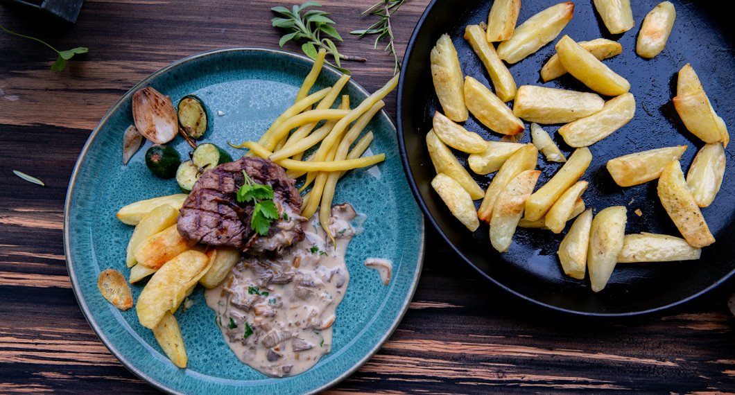 Klyftpotatis serverad direkt ur pannan till oxfilé med trattkantarellsås och vaxbönor