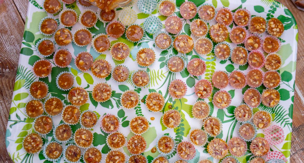 Förbered knäckformarna innan och ställ upp på en bricka. 