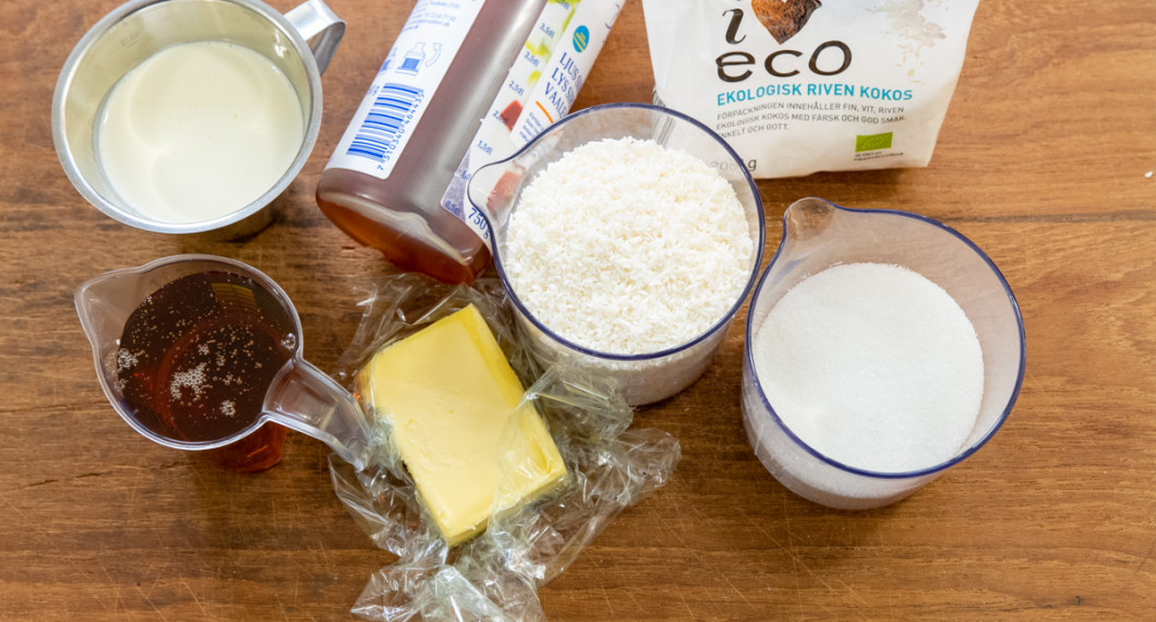Ingredienser till kokostoscan: sirap, grädde, smör, socker och riven kokos. 