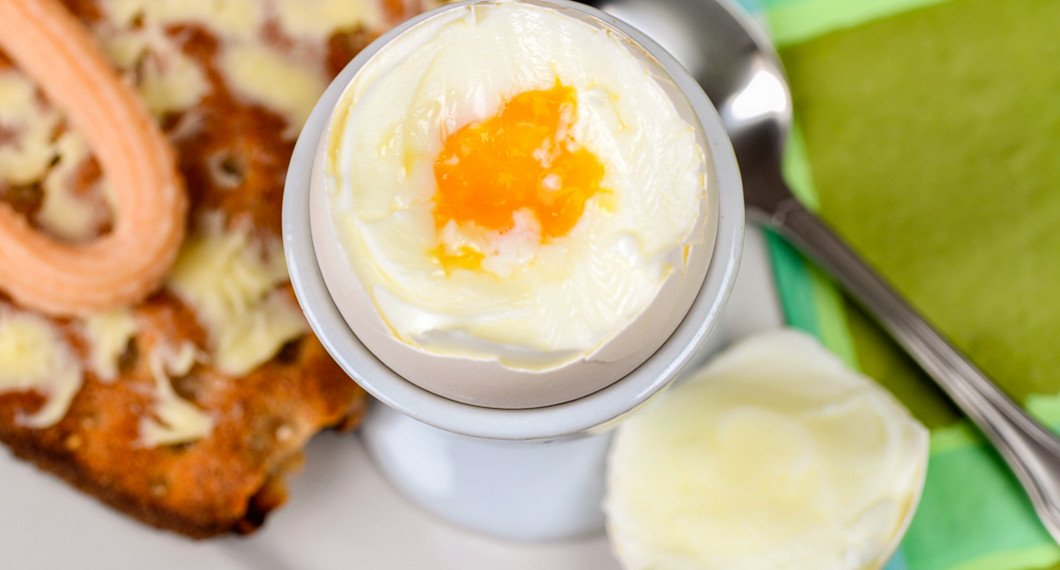 Ett kokt ägg i äggkopp till frukost med knäckemacka med kaviar på. 