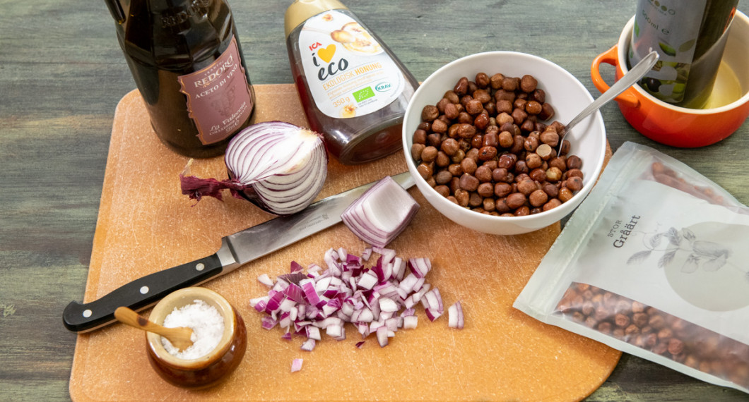 Vill du marinera och smaksätta gråärtorna så behöver du salt, rödlök, fin vinäger, honung samt fin olivolja. 