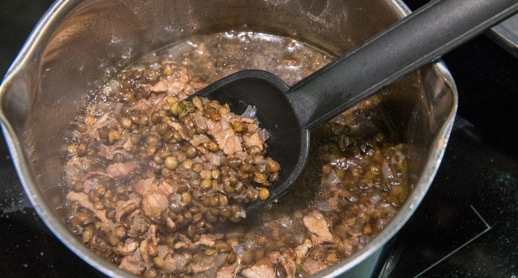 Puylinserna med bacon är gott som såsigt tillbehör till torsken. 