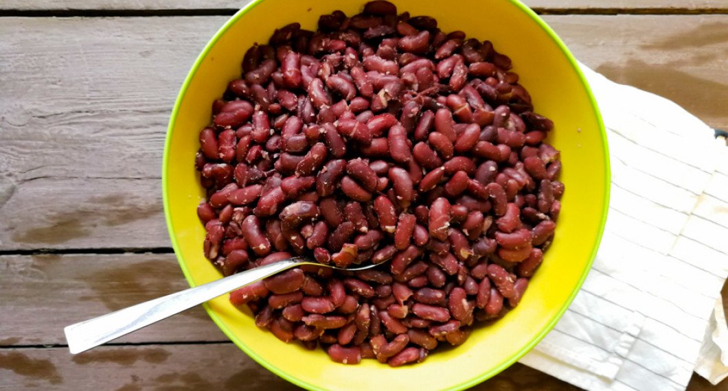 Kokta röda adzukibönor i skål
