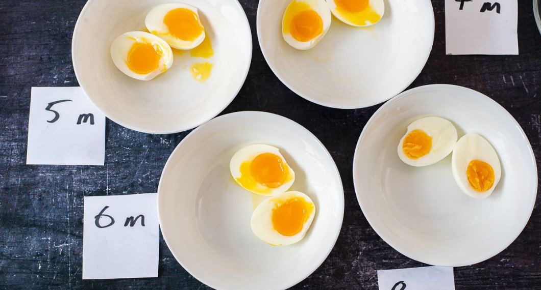 Löskokta M/L ägg med lös gula - lagda i kokande vatten och kokta från 5 till 7 minuter. Och min favorit 8 minuter - mittemellan löskokt och hårdkokt med krämig äggula. 
