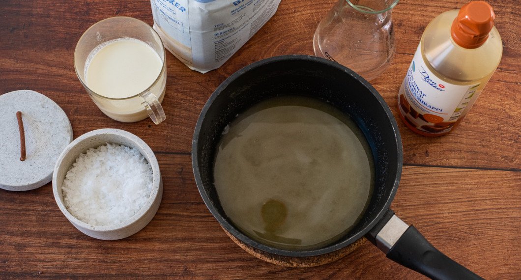 Ingredienser till kolasåsen - grädde, socker, vatten, sirap och om man vill lite flingsalt. 