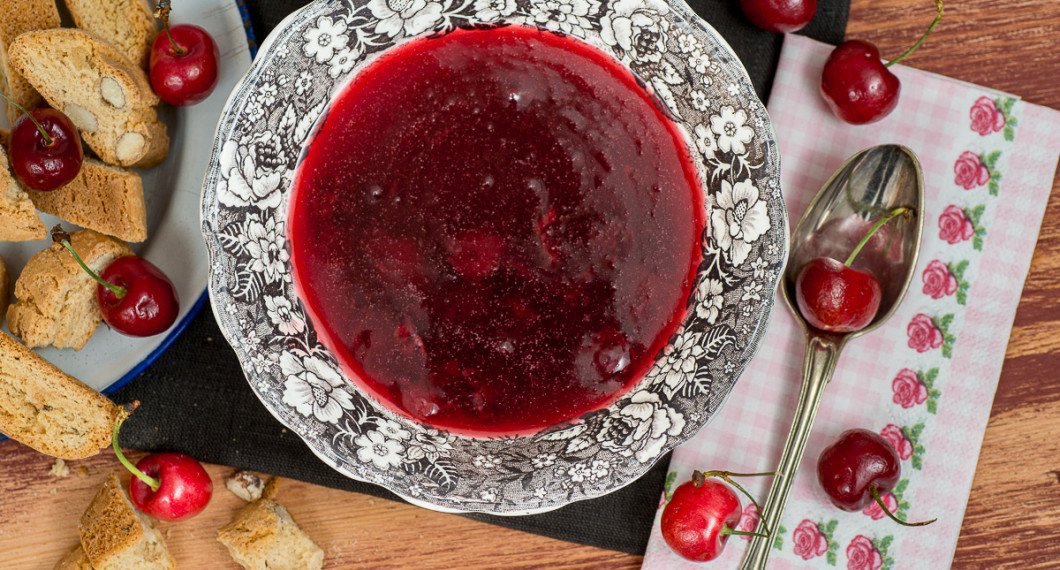 Körsbärssoppa är lite tunnare än krämen och kan serveras som dessert med mandelskorpor samt en kula vaniljglass. 