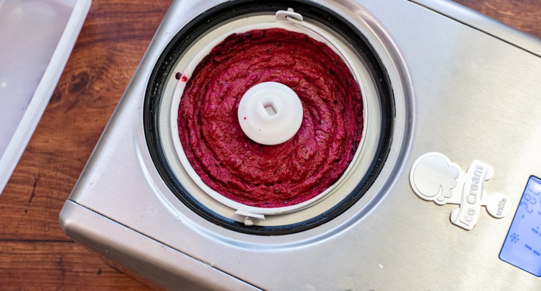Kör sorbetsmeten i en glassmaskin. 