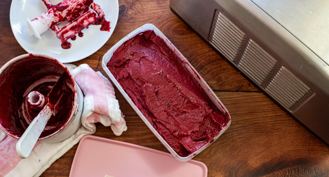 Skopa upp sorbeten i en plastburk på ca 1 liter. 