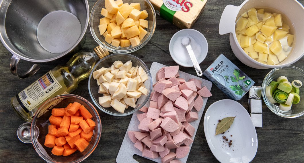 Till korvsoppan behöver du olja, morot, palsternacka, kålrot, korv, salt, smör, persilja, kryddpeppar, lagerblad, grönsaksbuljong, potatis samt purjolök.