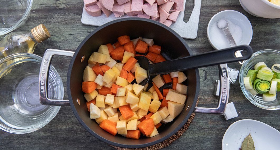 Fräs tärnad morot, kålrot och palsternacka i oljan i några minuter i en stor kastrull. 