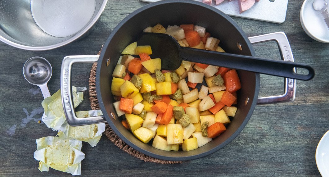 Tillsätt grönsaksbuljongtärningar. 