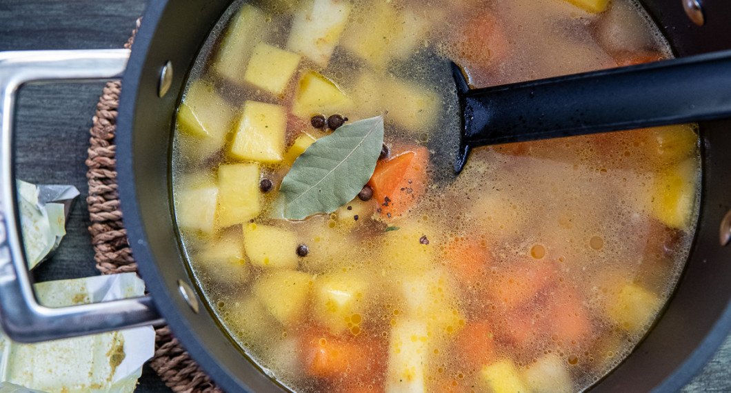 Tillsätt lagerblad och kryddpeppar. 