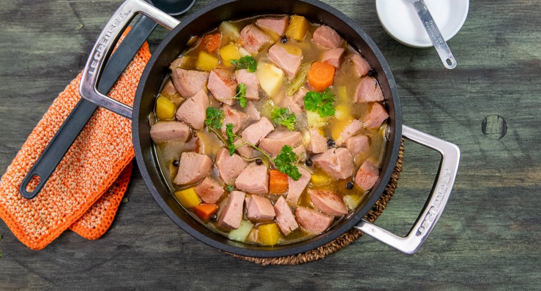 Koka upp och låt koka på låg värme tills potatis och rotfrukter är mjuka.