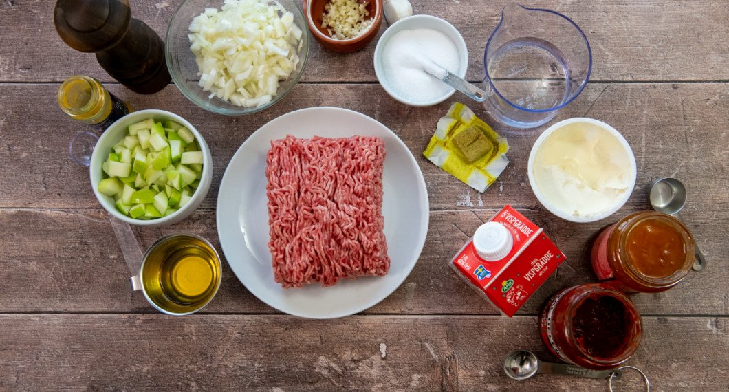 Ingredienser till köttfärscurryn: rapsolja, grönt äpple, curry, svartpeppar, gul lök, vitlök, salt, blandfärs, grönsaksbuljongtärning, vatten, crème fraiche, grädde, sambal oelek och mango chutney. 