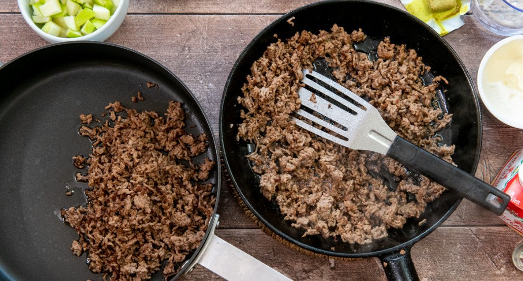 Bryn köttfärsen i en stekpanna och lägg över i en stor panna med höga kanter. 