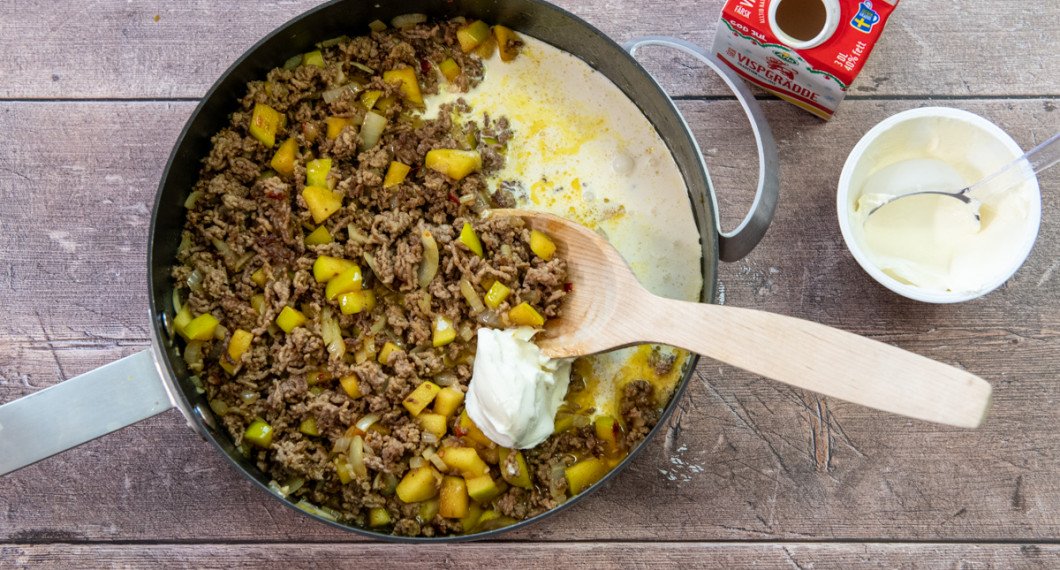 Tillsätt grädde och crème fraiche. 