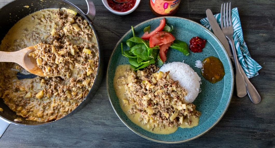 Servera med kokt ris, grönsallad, tomat samt extra sambal oelek och mango chutney för de som vill ha det. 