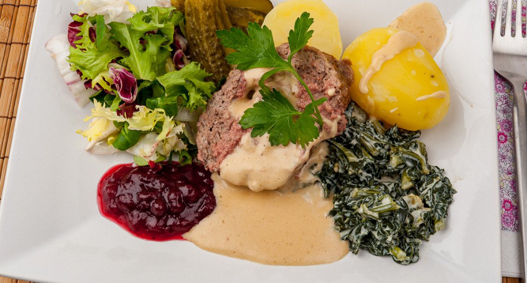 Köttfärslimpa med leverpastej med tillbehör