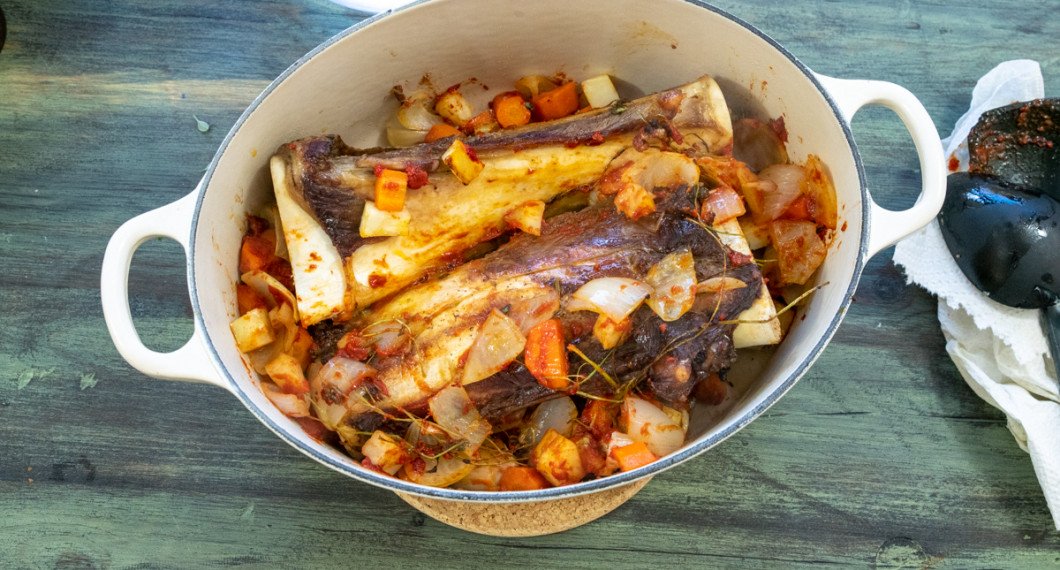 När allt rostats så det fått färg läggs det i en stor kastrull eller gryta. Gärna så stor du har - eller dela upp i två grytor.  