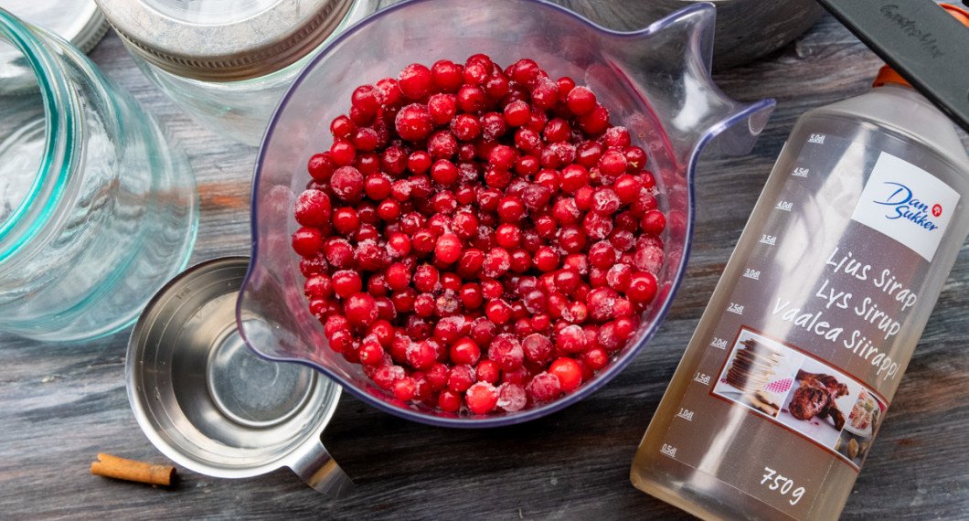 Ingredienser till lingonsylten: lingon och sirap. 