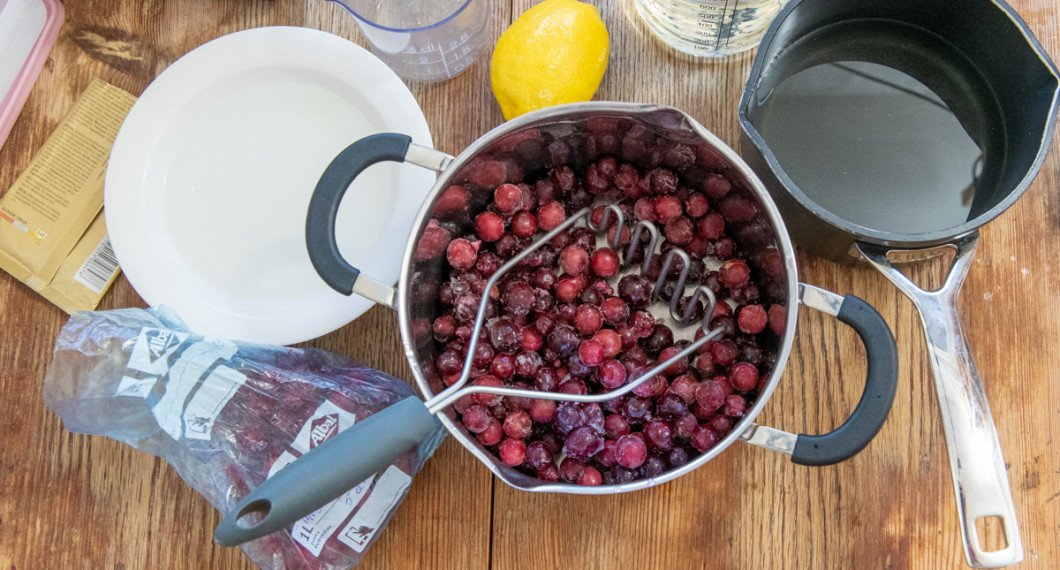 Ingredienser till krusbärssorbeten: gelatin, sockerlag, vatten, citron och frysta eller färska krusbär - jag tog röda krusbär. 